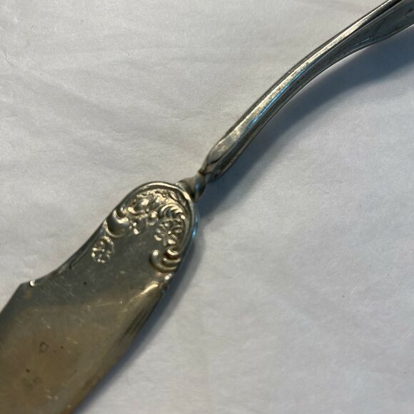 Vintage Silverplated Twisted Handle Butter Knife Early Floral by Wm A Rogers - Picture 5 of 6